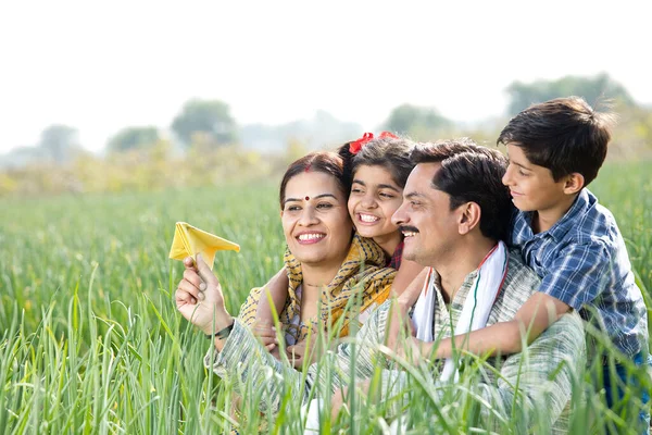 Família rural jogando avião de papel no campo agrícola — Fotografia de Stock