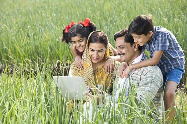 Família rural usando tablet digital no campo da agricultura — Fotografia de Stock