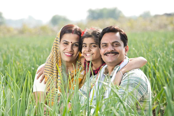 Glückliche indische Familie in der Landwirtschaft — Stockfoto