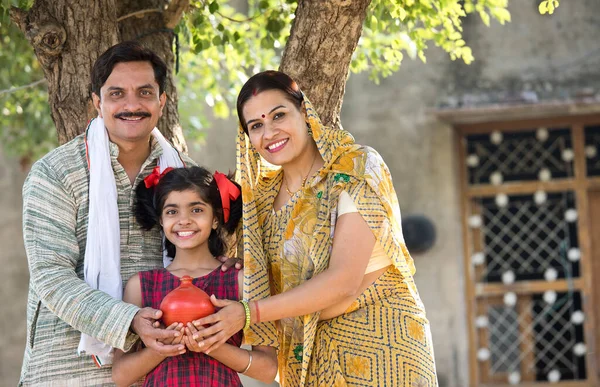 印度农村家庭，女儿持有储蓄罐 — 图库照片