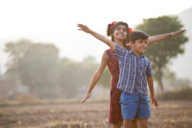Mutlu çocuklar tarım alanında eğleniyor.