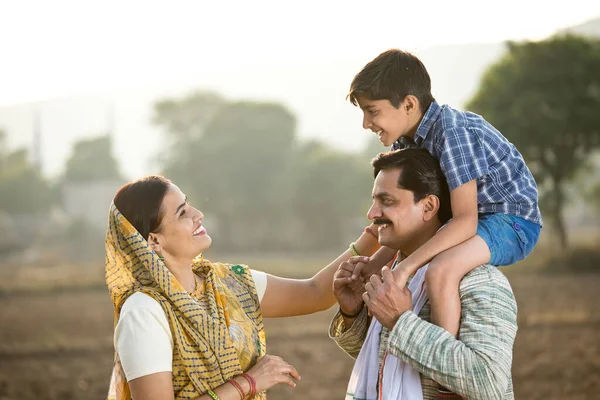 Glückliche indische Bauernfamilie auf landwirtschaftlichem Feld — Stockfoto