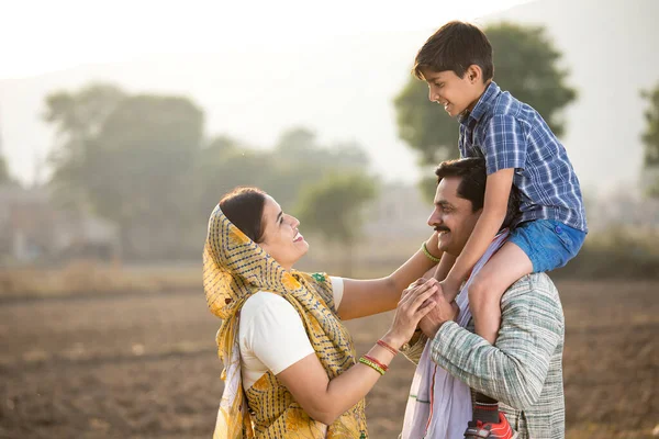 Glückliche indische Bauernfamilie auf landwirtschaftlichem Feld — Stockfoto