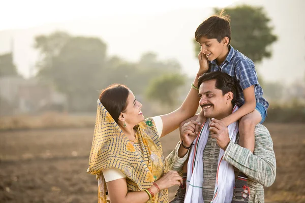 Glückliche indische Bauernfamilie auf landwirtschaftlichem Feld — Stockfoto