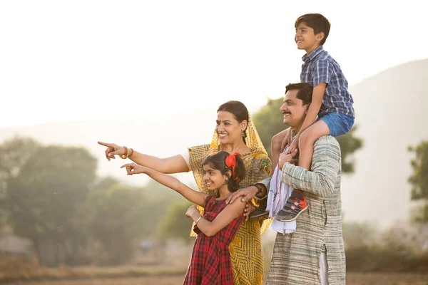 Glückliche indische Bauernfamilie auf landwirtschaftlichem Feld — Stockfoto