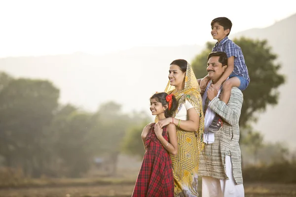 Família indiana rural feliz no campo agrícola — Fotografia de Stock