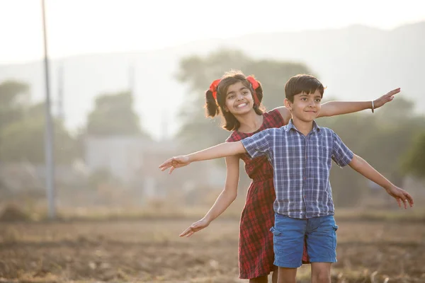 Crianças felizes se divertindo no campo agrícola — Fotografia de Stock