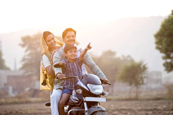 Feliz rural indiana família equitação na motocicleta — Fotografia de Stock