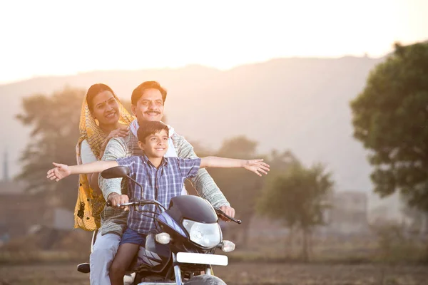 Feliz rural indiana família equitação na motocicleta — Fotografia de Stock