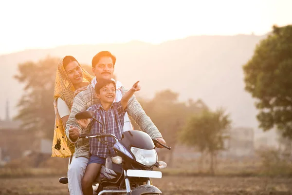 Feliz rural indiana família equitação na motocicleta — Fotografia de Stock