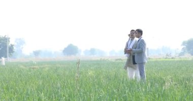 İşadamı tarım alanında çiftçiyle tartışıyor