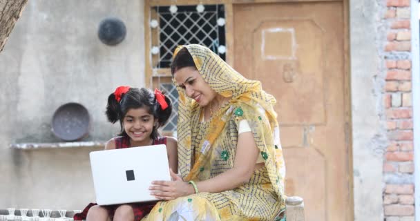 Menina rural com mãe usando laptop na aldeia — Vídeo de Stock