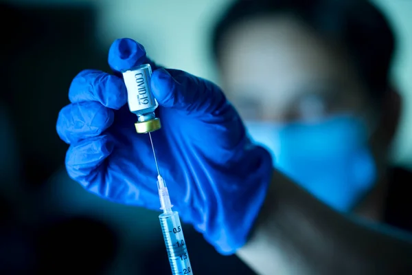 Orvos húzza vakcina folyadék injekciós üvegből vakcinázni ember Jogdíjmentes Stock Képek