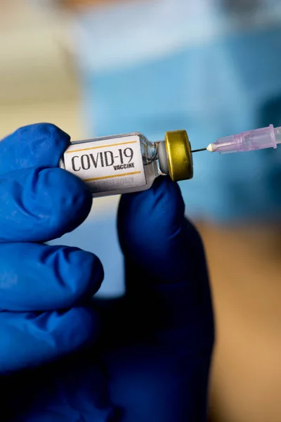 Läkare förbereder injektion med covid-19 vaccin på sjukhus Royaltyfria Stockbilder