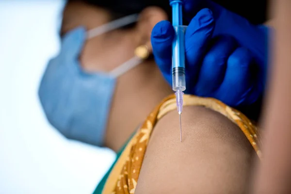 Medico che inietta il vaccino nel braccio del paziente Foto Stock Royalty Free