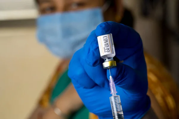 Medico che inietta il vaccino nel braccio del paziente Fotografia Stock