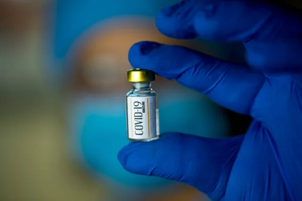 Lékař drží a hledá vakcínu covid-19 v nemocnici Royalty Free Stock Obrázky