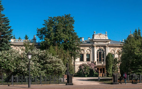 Palác Města Výtvarného Umění Krásná Budova Evropě Zelené Stromy Pozadí — Stock fotografie