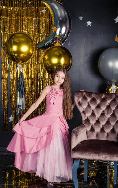 Κορίτσι Μακριά Μαλλιά Καρέκλα Κορίτσι Ροζ Φουντωτό Φόρεμα Χριστουγεννιάτικη Φωτογράφιση — Φωτογραφία Αρχείου