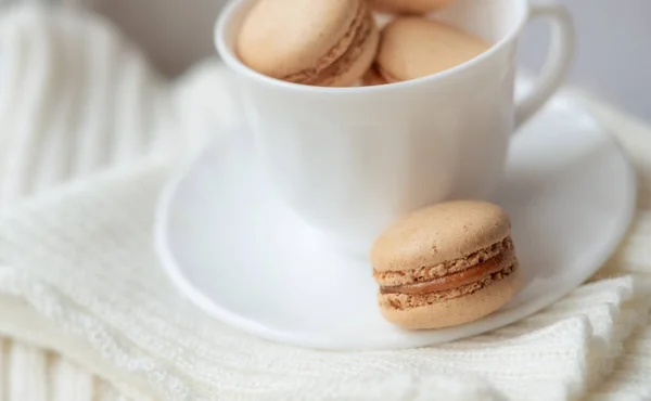 Macarons Einer Kaffeetasse Karamell Makronen Leicht Flach Mit Dessert Makkaroni — Stockfoto