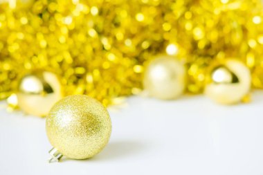 Altın Noel baloları. Altın bokeh arka planında Noel ağacı oyuncağı. Altın Noel ağacı oyuncağı. Top sarıdır. Noel oyuncakları