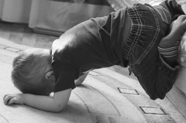 Küçük çocuk kanepeden düşer. Çocukların düşüşü. Evde çocuk güvenliği. Çocuklarda yaralanma ve çürükler.