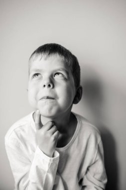 Duygusal bir çocuğun portresi. Çocuk bir şey düşünüyordu. Yüz ifadesi. Düşünen çocuk