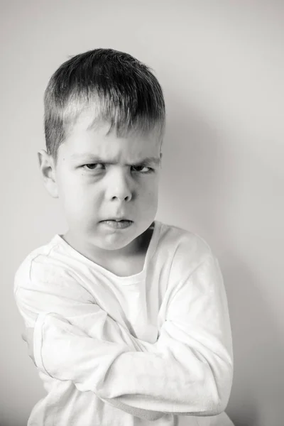 Retrato Uma Criança Emocional Rapaz Malvado Expressão Facial Criança Ficou — Fotografia de Stock