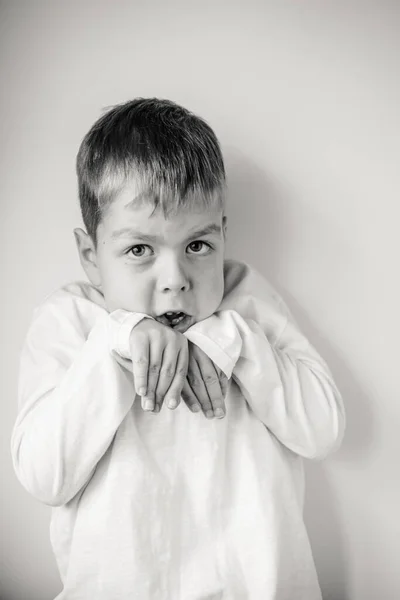 Retrato Uma Criança Emocional Rapaz Assustado Num Fundo Branco Expressão — Fotografia de Stock