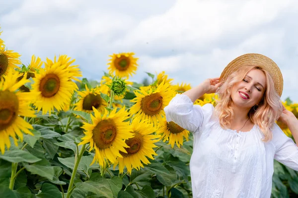 Дівчина Соняшниковому Полі Портрет Мрійливої Дівчини Біля Соняшників Красива Блондинка — стокове фото