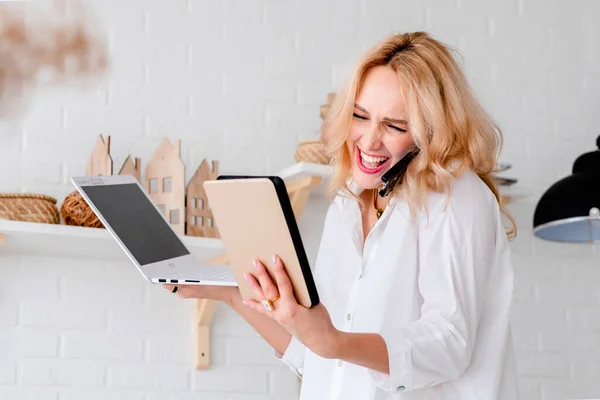 İş kadını telefonda konuşuyordu. İşteyken son teslim tarihi geldiğinde. Ofis teslim tarihleri. Telefondaki bir kızın duygusal sohbeti. Bilgi saldırısı