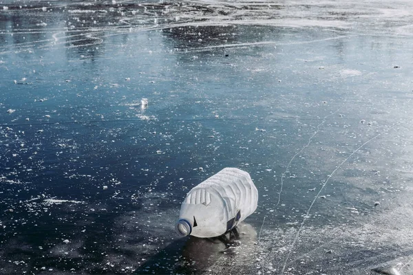 Estructura Hielo Invierno Con Grietas Basura Naturaleza Plástico Lago Congelado — Foto de Stock