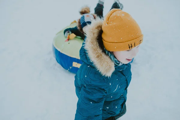 Kinderen Rijden Ijsschotsen Skiën Winter Winterspelen Buiten Vrolijke Kinderen Spelen — Stockfoto