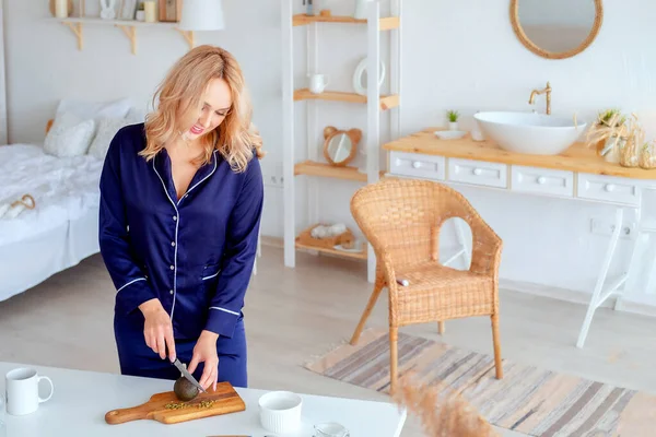 Chica Pijama Prepara Desayuno Chica Hace Una Ensalada Aguacate Nutrición — Foto de Stock