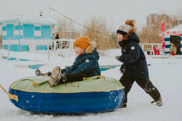 Çocuklar Boruya Biniyor Tüm Aile Için Açık Hava Kış Oyunları — Stok fotoğraf