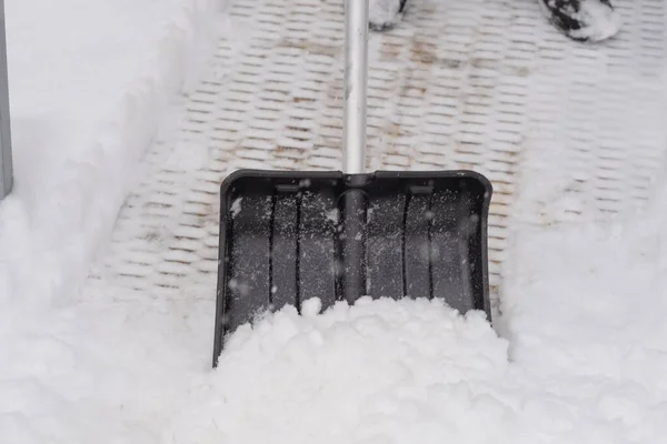 Pala Con Nieve Eliminación Nieve Fuertes Nevadas Trabajo Recolección Nieve — Foto de Stock