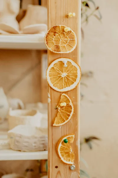 Kurutulmuş portakal. DIY dekor. İç kısımda kurutulmuş portakallar. Lezzetli ev dekoru. Atölye içi