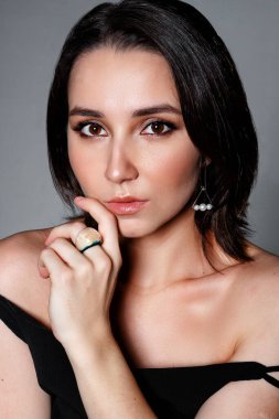 Akşam makyajlı kız. Etkileyici gözler. Temiz cilt. Güzellik portresi. İnci küpe