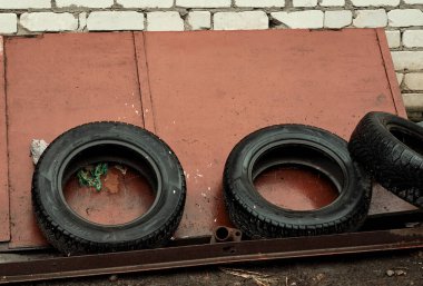 Sokakta yaz lastikleri. Sokaktaki lastikler. Kıştan sonra tekerlekler değişiyor..