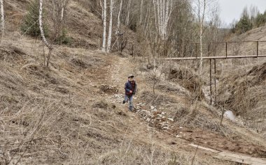 Küçük bir çocuk bulutlu bir sonbahar gününde tepeden aşağı koşuyor. Kuru otlu bir tepe, kumlu bir patika. Kırsalda çocukluk. Yalnız çocuk oynuyor. Çocuk ormanda kuru çimlerde koşuyor.