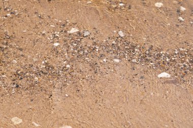 Renkli yuvarlanan taşlar, deniz, alt desen. Deniz suyunun altındaki taşlar. Temiz sahil. Kumsalın altını temizle.