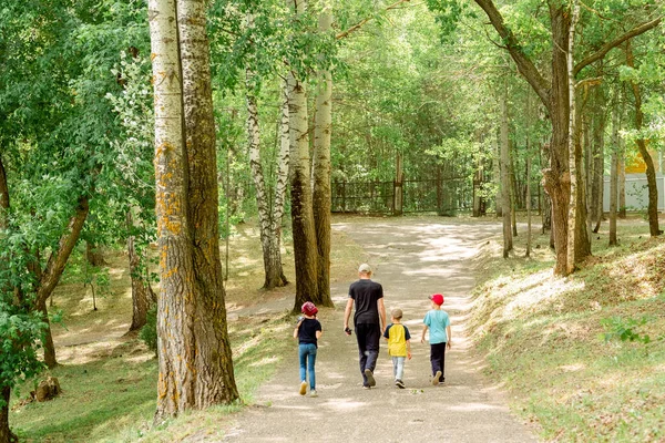 Dad Three Children Walking Park Dad Sons Daughter Nature Single Stockfoto