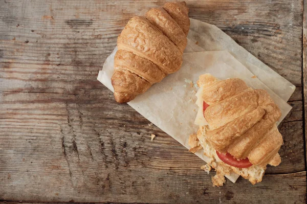 Morgens Frühstück Mit Croissants Zwei Croissants Auf Einem Hölzernen Hintergrund — Stockfoto