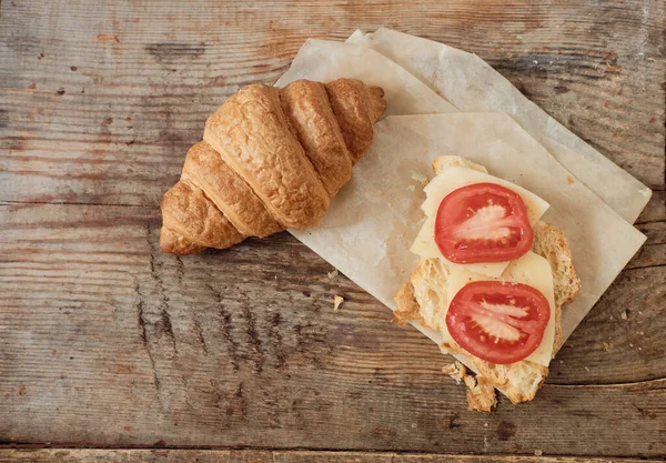 Morgens Frühstück Mit Croissants Zwei Croissants Auf Einem Hölzernen Hintergrund — Stockfoto