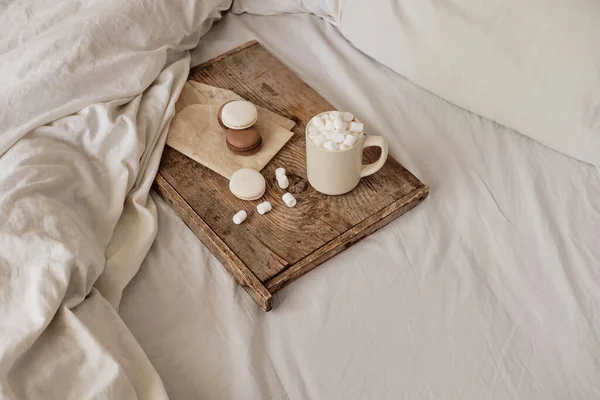 Marşmelovlu Kahve Ahşap Tepside Yatakta Kurabiyeler Estetik Açıdan Güzel Bir - Stok İmaj
