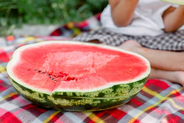 Hälften Stor Vattenmelon Picknick Närbild Sommarstämning Ljusröd Och Saftig Vattenmelon Stockbild