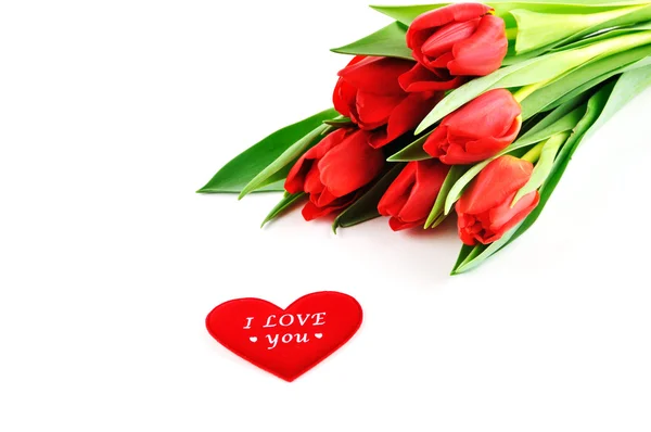 Tulipanes y un pequeño corazón rojo —  Fotos de Stock
