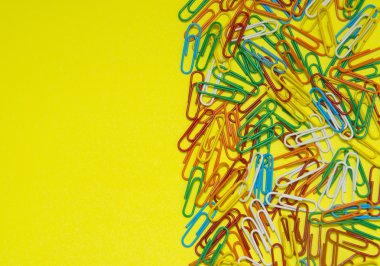 Renkli kağıt üzerinde sarı arka plan izole klip