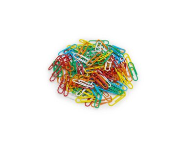 Renkli beyaz arka plan üzerinde izole ataş