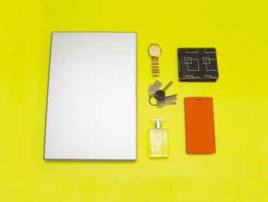 Sarı arka plan üzerinde farklı nesneleri.